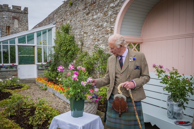 King plants royal rose as he begins summer break in Scotland