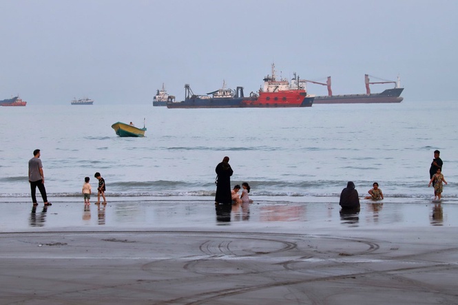 Possible Strait of Hormuz deal, Israeli soldiers killed in Lebanon and other news in the Mideast