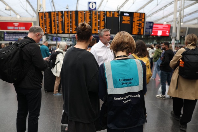 Train operators urge passengers to completely avoid rail travel after power failure