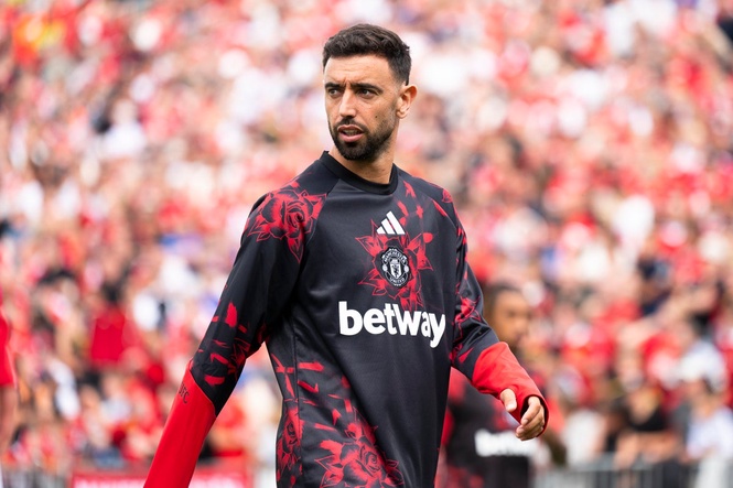 Transfer news LIVE: Man Utd respond to Fernandes approach, Arsenal and Liverpool get Barcola boost, Man City near £85m deal
