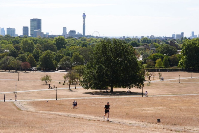 Met Office considers issuing rare extreme heat warning amid 36C forecast