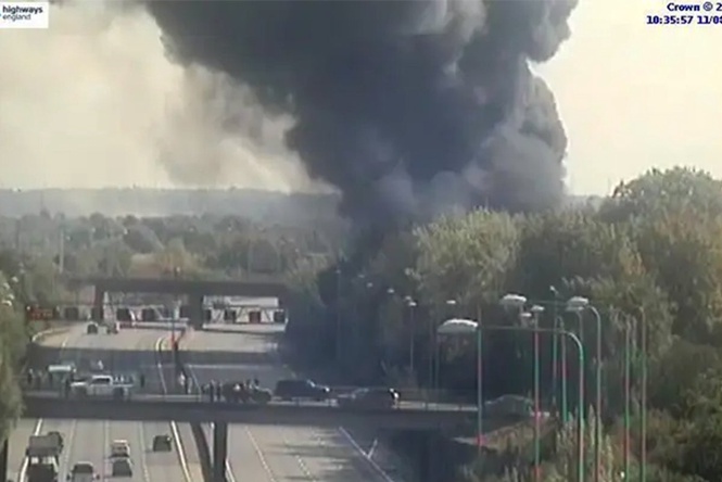 Huge fire breaks out next to M25 as section of motorway shut