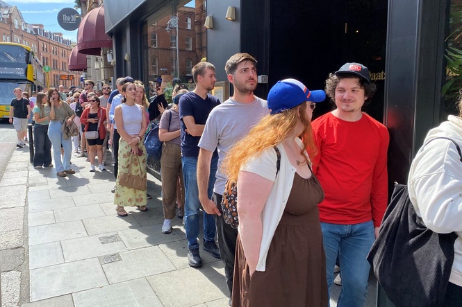 Hundreds queue in Dublin street to buy glasses to watch rare eclipse