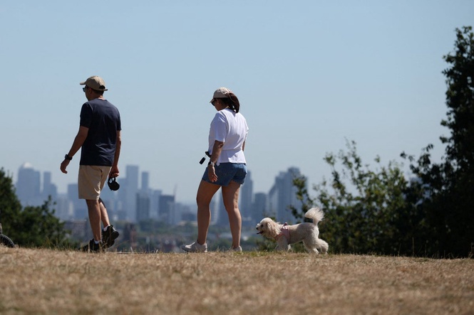 UK braces for 37C highs with amber extreme heat warning in effect