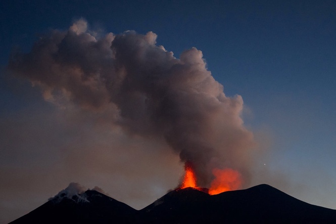 Mount Etna ash keeps Sicily’s largest airport closed for fifth straight day in peak holiday week