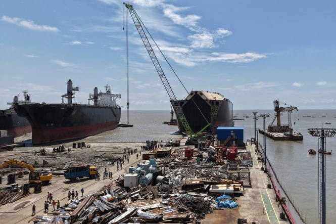 A toxic gas leak at a Bangladesh shipbreaking yard kills at least 8 workers