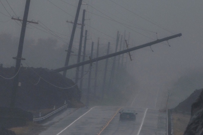 Mass power outages in Hawaii as deadly storm Lala batters Big Island