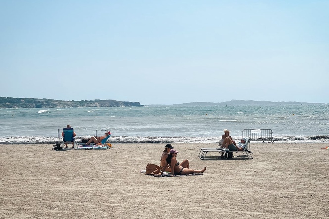 UK holidaymakers ‘struggling to shake off financial concerns’ during breaks, study finds