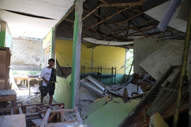 Powerful aftershock hits Indonesian communities still waiting for aid as earthquake death toll rises to 68