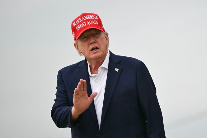 Senator rips Trump for not wanting to do his job: ‘He golfs and trades stocks’