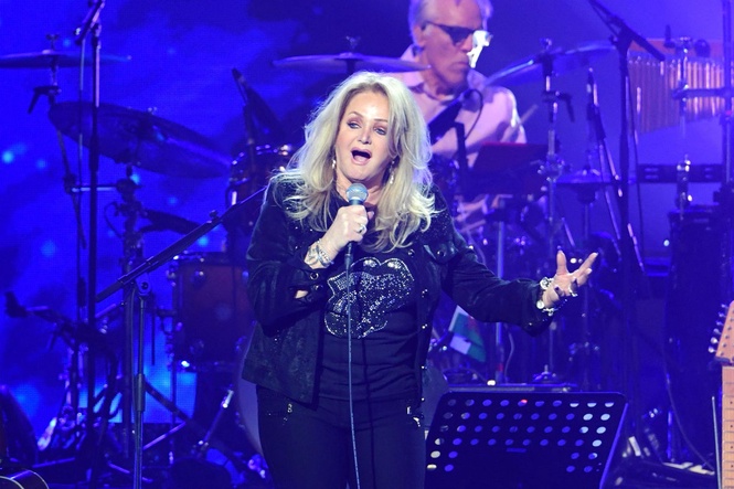 Fans travel from across UK and arrive hours early for Bonnie Tyler funeral