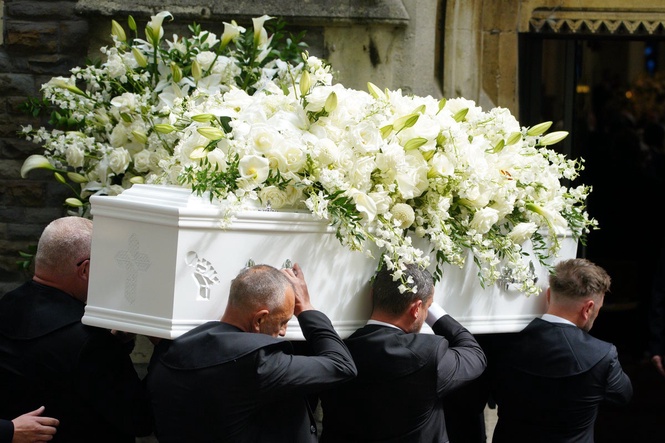 Fans travel from across UK and arrive hours early for Bonnie Tyler funeral