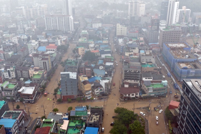 Heavy rains kill 1 in South Korea and flood major streets in Philippines