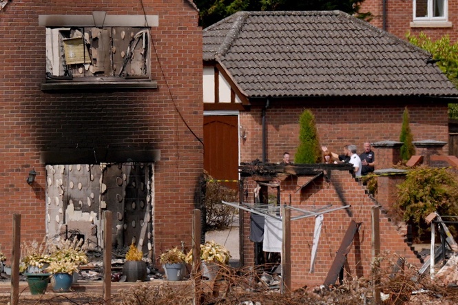 Angela Rayner visits homes struck by Stourbridge wildfire