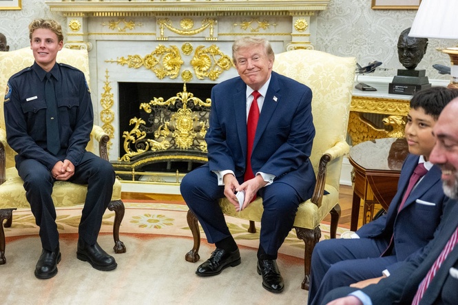 Trump risks ridicule for using cheat card for White House event