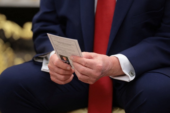 Photos show Trump relying on cheat card for White House event – something Republicans lambasted Biden for