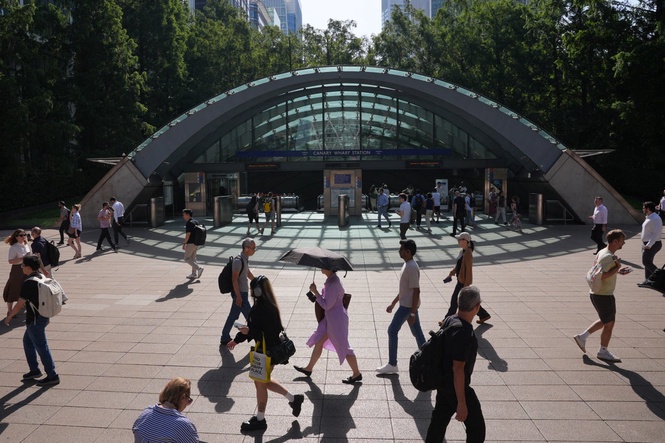 UK job vacancies slip to five-year low in latest worrying sign for economy