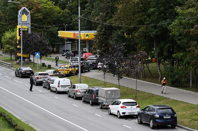Russian police arrest citizens critical of fuel shortages caused by Ukraine war