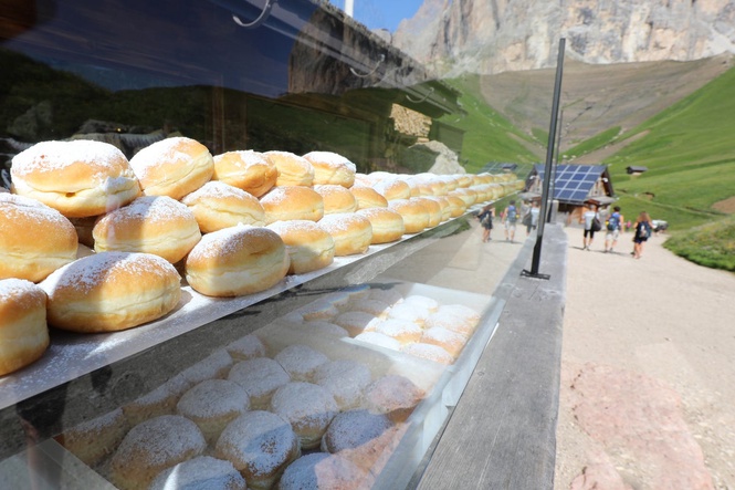 The viral pastry hundreds of tourists are queuing for in the Dolomites