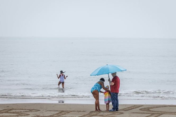 UK hit by heavy showers and thunderstorms following record drought