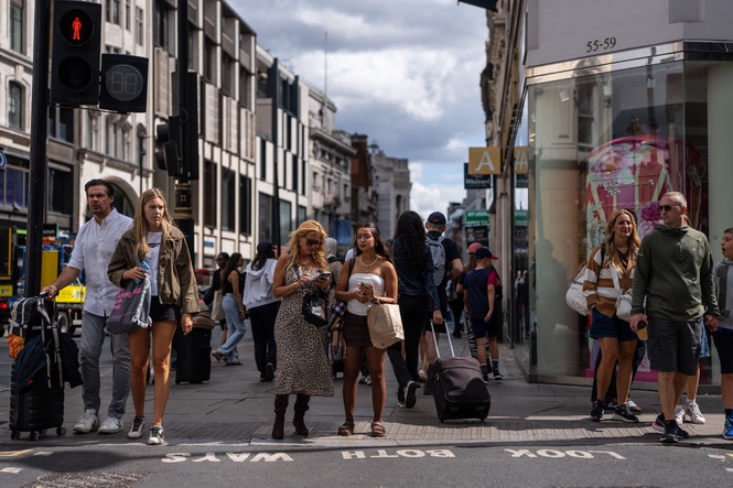 Retailers in need of ‘lifeline’ as footfall declines despite shoppers returning after hot weather