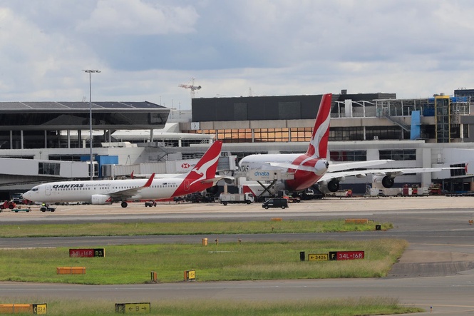 Why have there been so many close calls at Sydney airport?