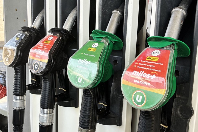 FTSE 100 outperforms as oil price heads lower