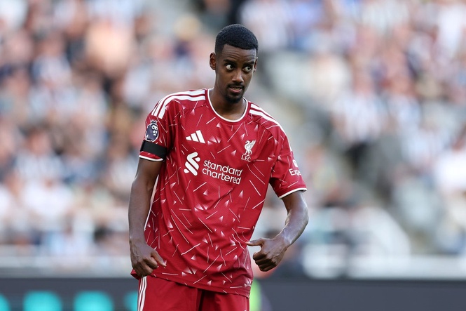 Alan Shearer aims dig at Alexander Isak after Liverpool’s late penalty drama at Newcastle