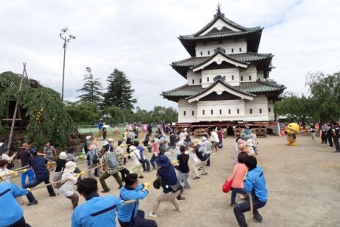 Japan enlists 1,800 people to pull a 360-tonne castle more than two metres by hand