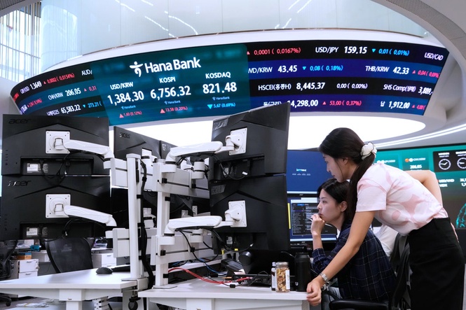 Asian shares mostly rise as oil prices fall and hope grows for AI