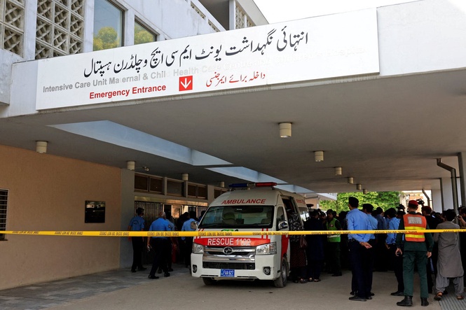 Pakistan to award nurse for risking her life to save newborn from hospital fire