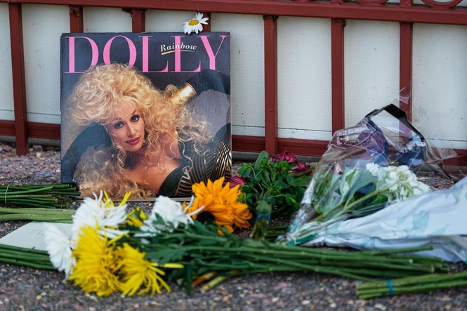 Bulletin AM briefing: Country legend Dolly Parton dies aged 80 following ‘brief battle’ with cancer