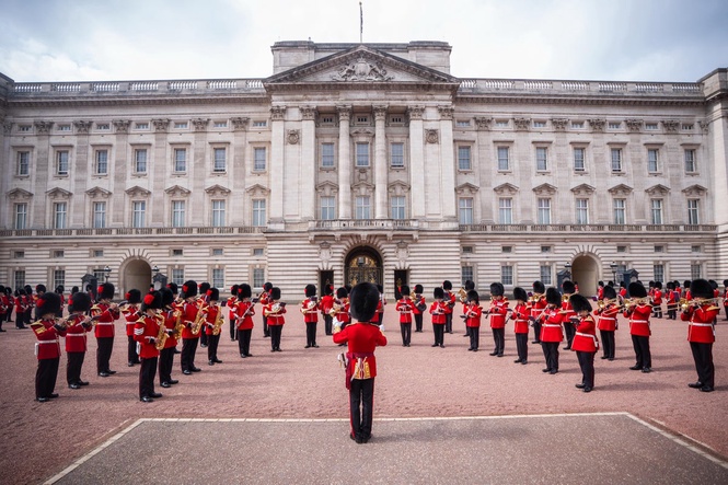 Buckingham Palace band play 9 to 5 in tribute to Dolly Parton