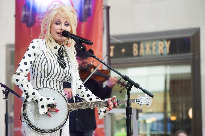 Dolly Parton’s 9 To 5 played at Changing the Guard in tribute to superstar