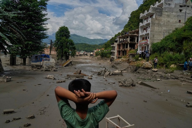 Bulletin PM briefing: Deadly flash floods in Nepal and Rocky Horror star dies