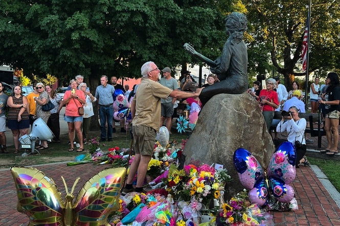 How Dolly Parton's love of the Great Smoky Mountains helped transform her hometown