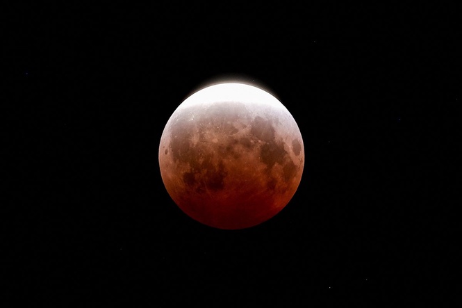 Bulletin AM briefing: Eclipse turns Moon red and Burnham launches crackdown on ‘cowboy builders’