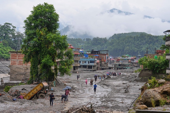 Flooding death toll tops 600 as UK rapid response team heads to Nepal