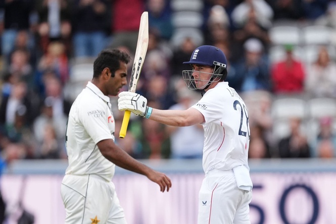 Dan Lawrence helps England build commanding lead against Pakistan as weather delays