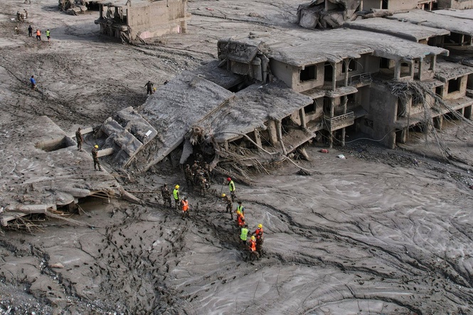 Searches continue for thousands missing as death toll tops 670 after Nepal flood