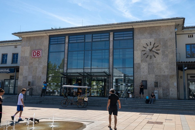 A British woman is fatally stabbed at a station in Germany. Police detains a suspect