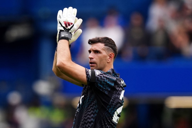 Emi Martinez makes unique gesture to Chelsea fans after changing squad number