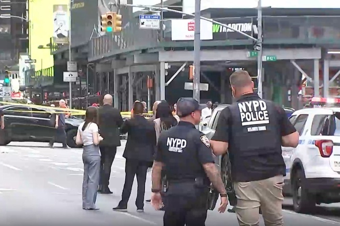 A woman brandishing two knives is shot by police in Times Square