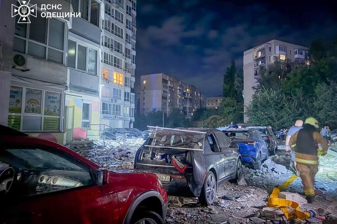 Russian attacks wound 8 Ukrainian civilians as Moscow and Kyiv threaten to raise the stakes