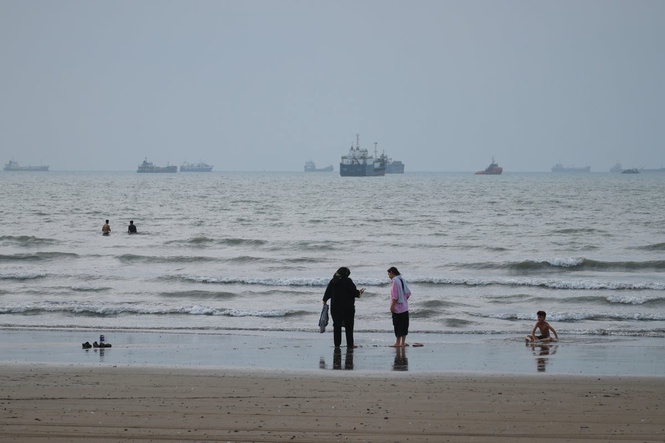 Iran targets US allies in Gulf after overnight attacks, and other Mideast news