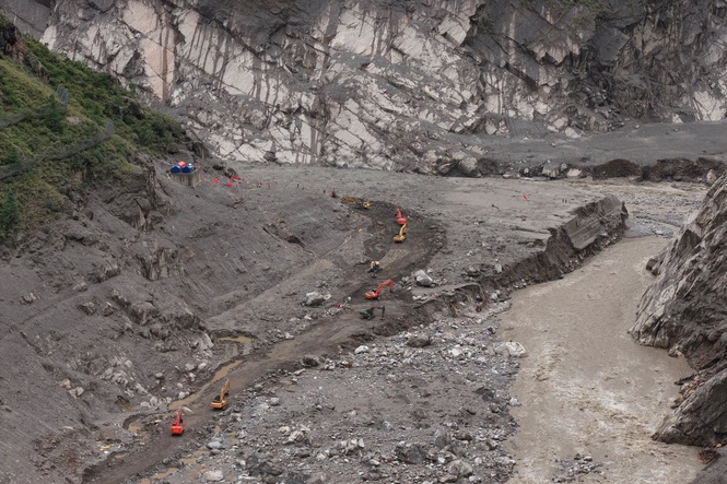 China exerts tight grip on information after floods