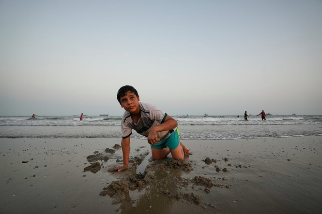 Photos show daily life in Iran on the beach along the Strait of Hormuz