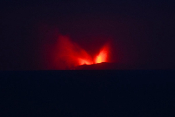 Flights halted as Indonesia’s Anak Krakatau volcano eruption sends ash cloud 15km into sky