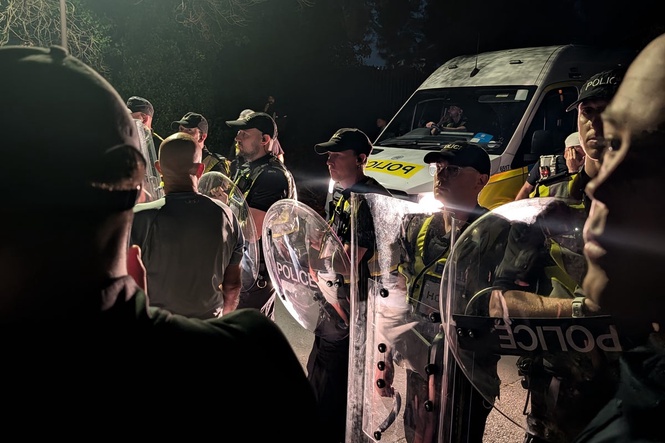 Hundreds descend on Portsmouth after 140 migrants rescued in English Channel