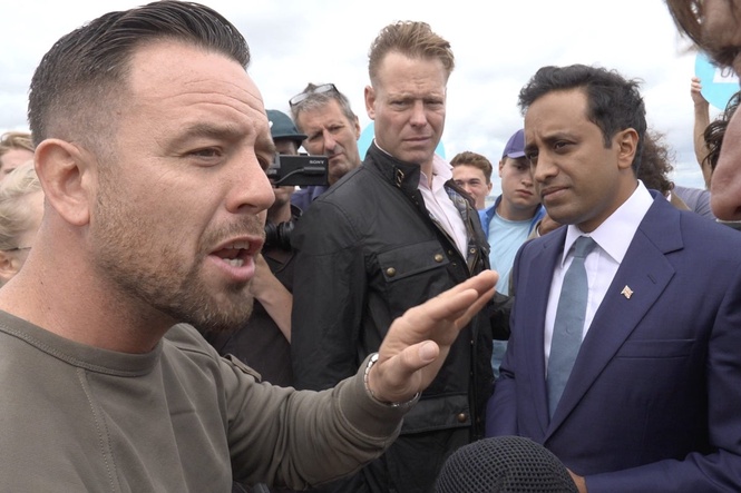 Protest organiser confronts Zia Yusuf at scene of Portsmouth migrant arrivals